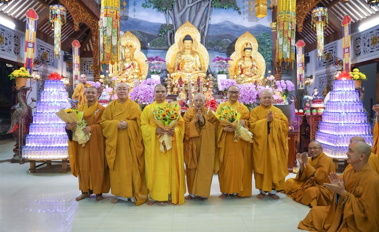 Chư vị giáo phẩm tặng hoa chúc mừng đến chư tôn đức được tấn phong giáo phẩm Thượng tọa - Ảnh: Nguyên Tài/BGN