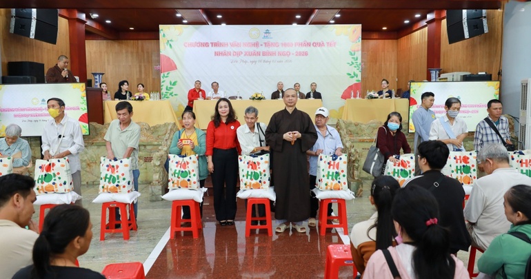 Chùa Diệu Pháp tặng 1.000 phần quà Tết đến người dân có hoàn cảnh khó khăn