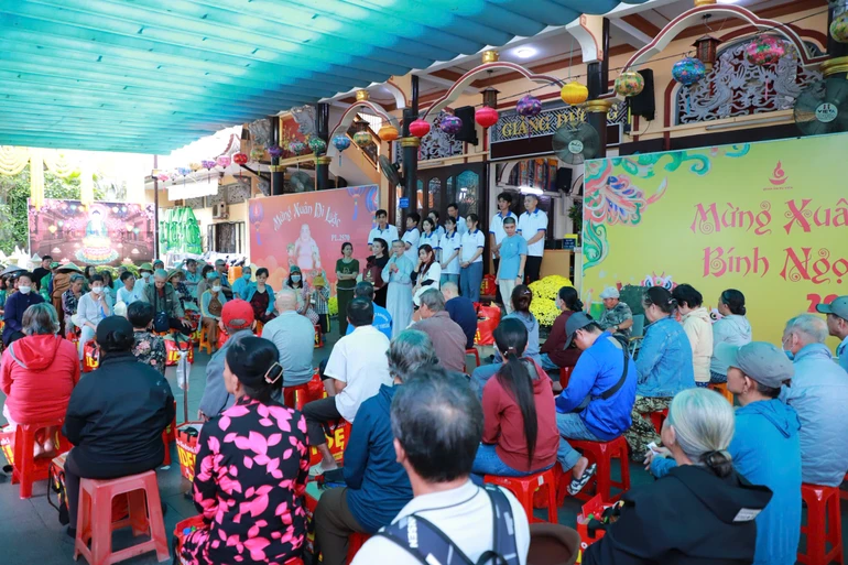 Quang cảnh buổi tặng quà Tết Bính Ngọ tại Quan Âm tu viện (TP.HCM)