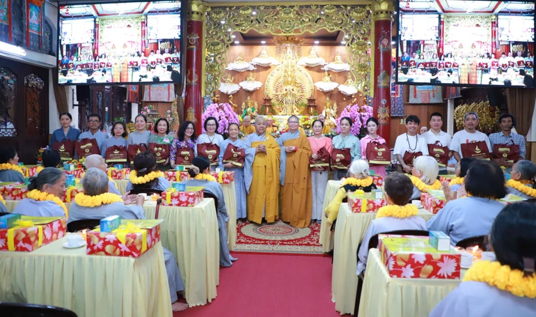 Tặng quà tri ân đến các đơn vị hỗ trợ Quan Âm tu viện trong năm 2025