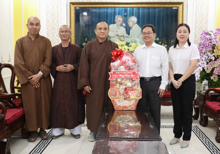 Báo Giác Ngộ tặng quà chúc Tết Bính Ngọ 2026 đến lãnh đạo Ủy ban MTTQVN TP.HCM - Ảnh: Nguyên Tài/BGN
