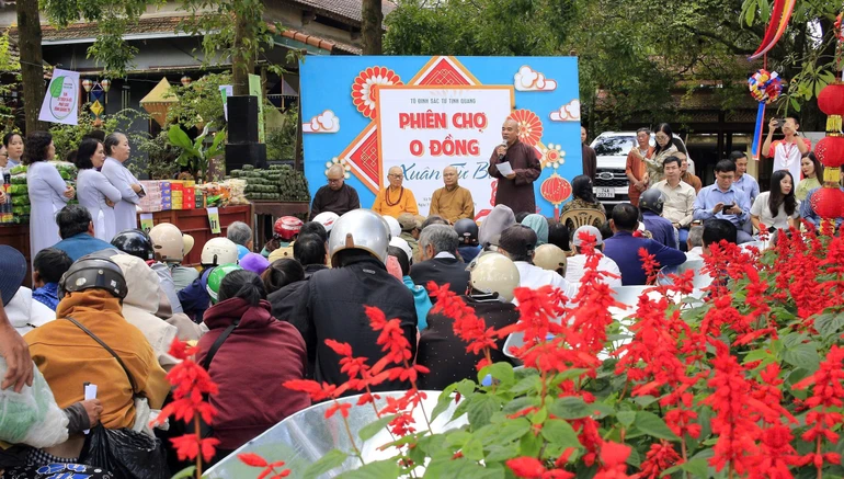 Phiên chợ 0 đồng của Sắc Tứ Tịnh Quang tặng quà Tết đến người dân