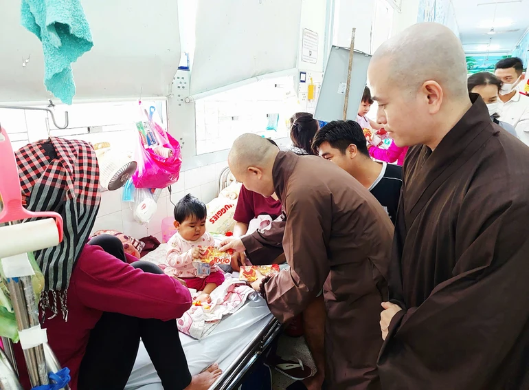 Chư tôn đức tặng quà Tết đến các bệnh nhi tại Bệnh viện Nhi Đồng II (TP.HCM) nhân dịp Tết Bính Ngọ 2026