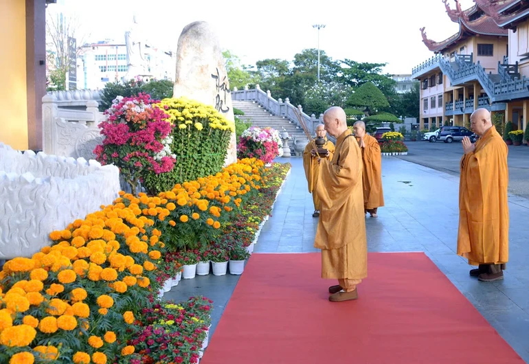 Đức Pháp chủ GHPGVN và Hòa thượng Thích Lệ Trang dâng hương trước tháp Đa Bảo tại Việt Nam Quốc Tự trong ngày cuối năm Ất Tỵ - Ảnh: Bảo Toàn/BGN