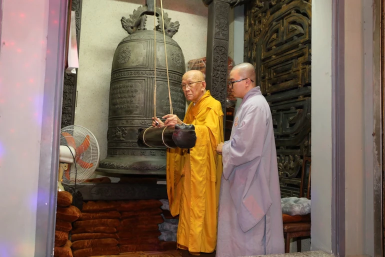 Trưởng lão Hòa thượng Thích Như Niệm, Phó Thư ký Hội đồng Chứng minh thực hiện nghi thức khai chuông đầu năm Bính Ngọ - 2026