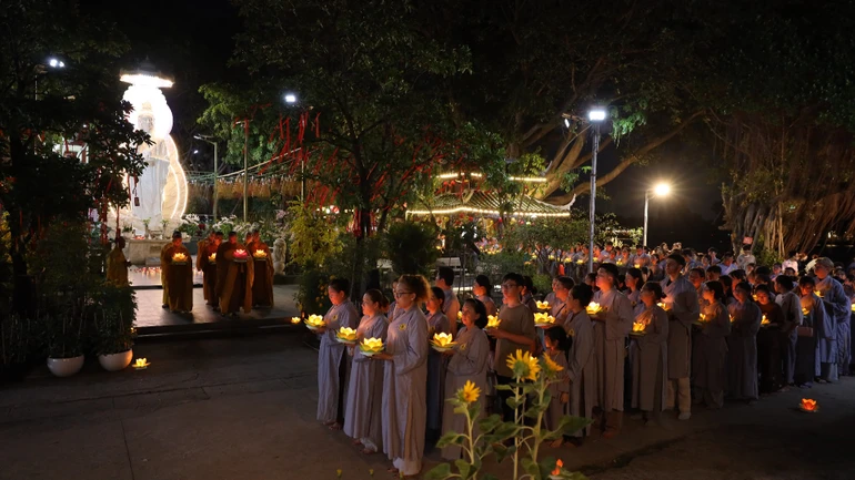 Phật tử thiền hành trong Đêm hoa đăng “Nguyện quốc thái dân an” tại chùa Diệu Pháp