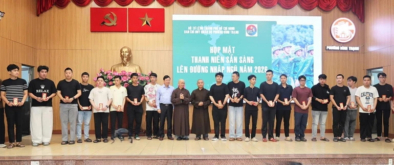 Chư tôn đức, lãnh đạo chính quyền P.Bình Thạnh trao quà đến các thanh niên nhập ngũ, sáng nay, 3-3