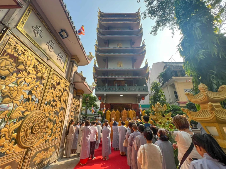 Quang cảnh Lễ an vị bảo tháp Tam thiên Phật tại chùa Báo Ân (P.Tân Sơn Nhất, TP.HCM) - Ảnh: Nguyên Tài/BGN