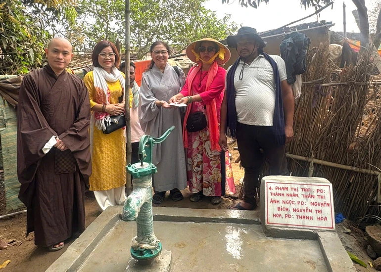 Đại đức Thích Thị Nhân cùng các thành viên tặng giếng nước đến người dân tại Ấn Độ