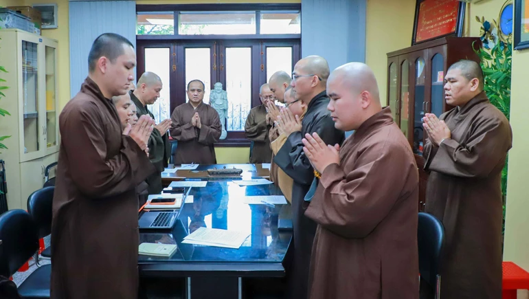 Chư tôn đức niệm Phật cầu gia hộ trước buổi họp - Ảnh: Trung Thắng