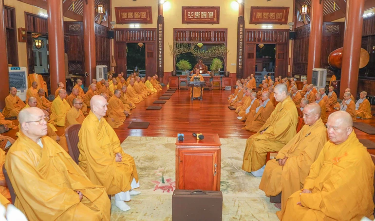 Chư Tăng Ni trang nghiêm thính giới chung tại chùa Hải Quang - Ảnh: Nguyên Tài/BGN