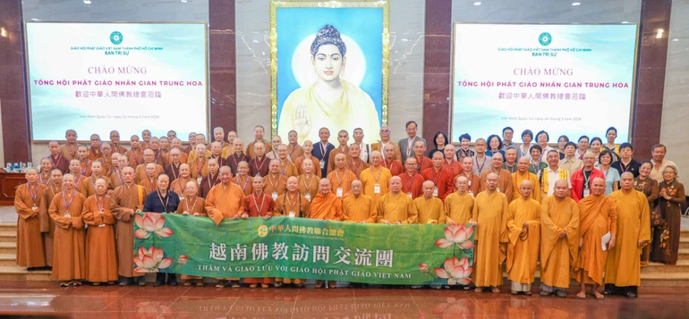 Phái đoàn Tổng hội Phật giáo nhân gian Trung Hoa chụp hình lưu niệm với chư vị Trưởng lão Hội đồng Chứng minh, Ban Trị sự Phật giáo TP.HCM, tại Việt Nam Quốc Tự - Ảnh: Nguyên Tài/BGN