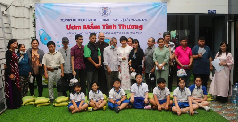 Chùa Lộc Dã cùng mạnh thường quân trao quà đến người khiếm thị có hoàn cảnh khó khăn