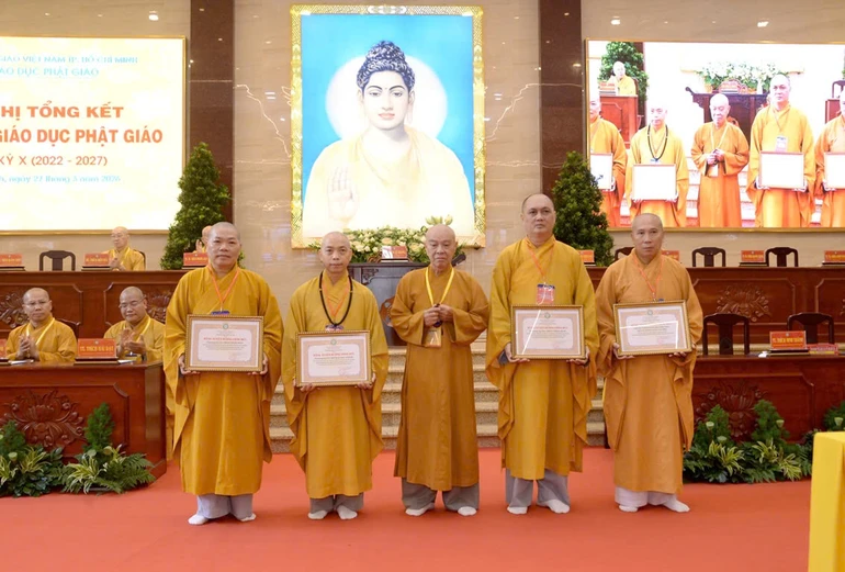 Hòa thượng Thích Nhựt Hỷ trao Bằng tuyên dương công đức đến Ban Giáo dục Phật giáo TP.HCM - Ảnh: Bảo Toàn/BGN 