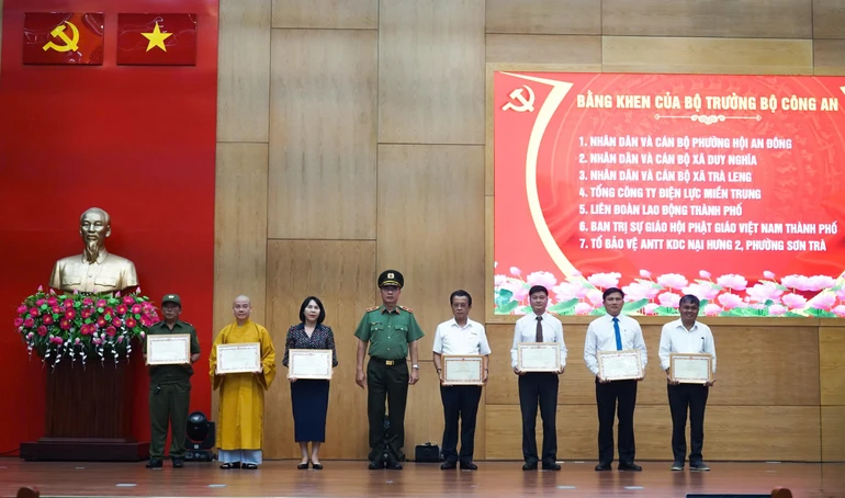 Bộ Công an tặng Bằng khen cho các tập thể có thành tích xuất sắc trong công tác xây dựng phong trào toàn dân bảo vệ an ninh Tổ quốc năm 2025