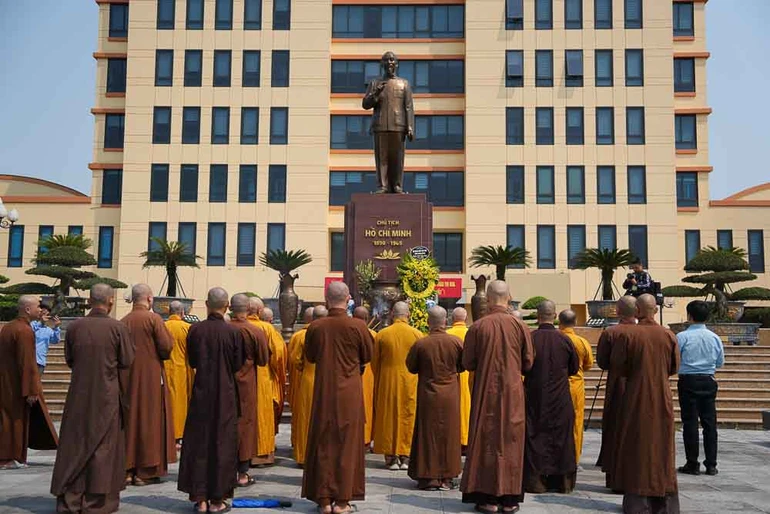 Ban Trị sự GHPGVN tỉnh Ninh Bình dâng hương tưởng niệm trước tượng đài Chủ tịch Hồ Chí Minh tại trụ sở Công an P.Nam Định - Ảnh: Diệu Tường