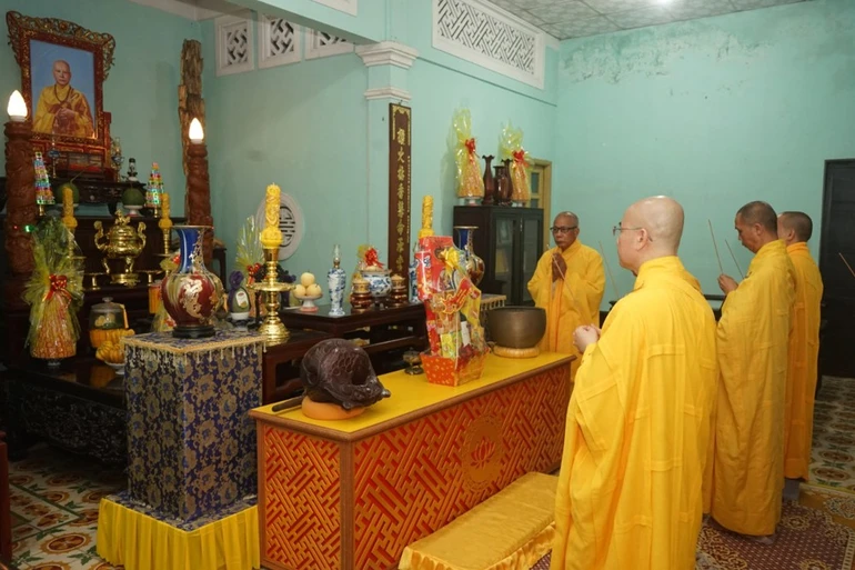 Dâng hương tưởng niệm Trưởng lão Hòa thượng Thích Quang Thể, nguyên Trưởng ban Trị sự GHPGVN tỉnh Quảng Nam - Đà Nẵng tại chùa Thọ Quang