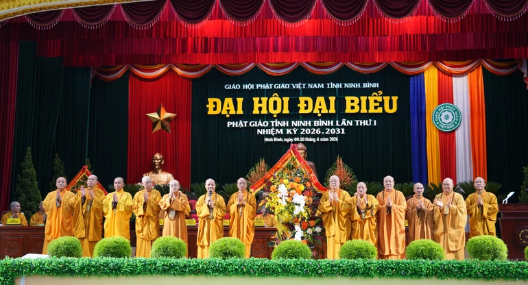 Lãnh đạo Trung ương GHPGVN tặng hoa chúc mừng Tân Ban Trị sự GHPGVN tỉnh Ninh Bình, nhiệm kỳ 2026-2031 - Ảnh: Diệu Tường