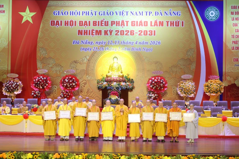 Hội đồng Trị sự tặng Bằng tuyên dương công đức đến tập thể các ban chuyên ngành thuộc Ban Trị sự GHPGVN TP.Đà Nẵng