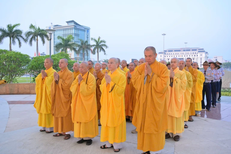 Thành kính tưởng niệm các anh hùng liệt sĩ tại Tượng đài 2/9 (P.Hòa Cường, TP.Đà Nẵng)