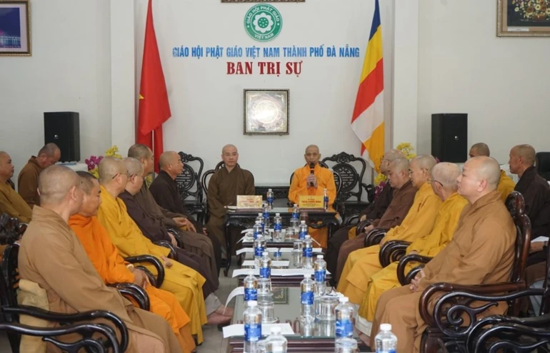Hòa thượng Thích Phước Minh, tân Trưởng ban Trị sự GHPGVN TP.Đà Nẵng phát biểu trong cuộc họp