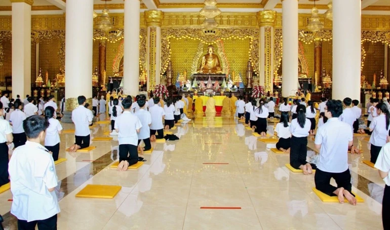 Trang nghiêm khóa lễ tại chánh điện chùa Phật Quốc Vạn Thành