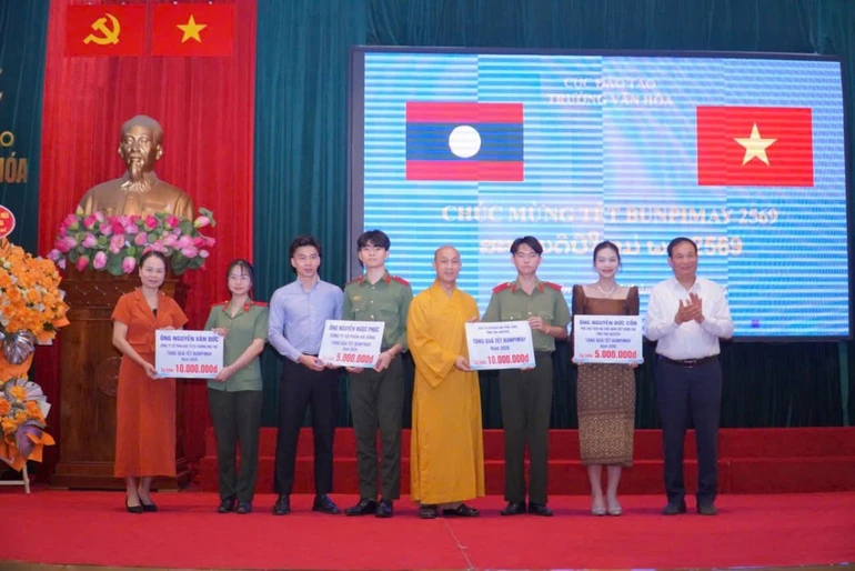 Tặng quà đến các em học sinh Lào đang học tập tại Trường Văn hóa - Bộ Công an nhân dịp Tết cổ truyền Bunpimay 2026