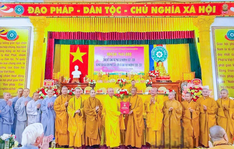 Hòa thượng Thích Quảng Hà trao quyết định chuẩn y nhân sự Ban Đại diện Phật giáo liên xã Giao Thủy, nhiệm kỳ 2026-2031
