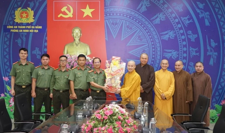 Ban Trị sự GHPGVN TP.Đà Nẵng tặng quà chúc mừng Ngày truyền thống lực lượng An ninh nội địa