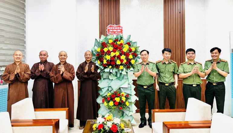 Ban Trị sự GHPGVN tỉnh Ninh Bình tặng hoa chúc mừng lãnh đạo Phòng An ninh nội địa nhân kỷ niệm 80 năm ngày truyền thống