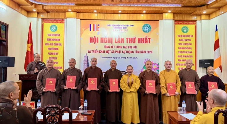 Thượng tọa Thích Thanh Tuấn trao quyết định chuẩn y nhân sự Ban Trị sự GHPGVN tỉnh Ninh Bình, nhiệm kỳ 2026-2031