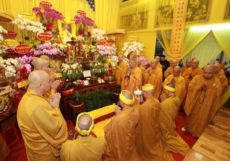 Hòa thượng Thích Lệ Trang, Trưởng ban Trị sự GHPGVN TP.HCM cung tiến Giác linh Trưởng lão Hòa thượng Thích Như Tín - Ảnh: Chúc Duyên