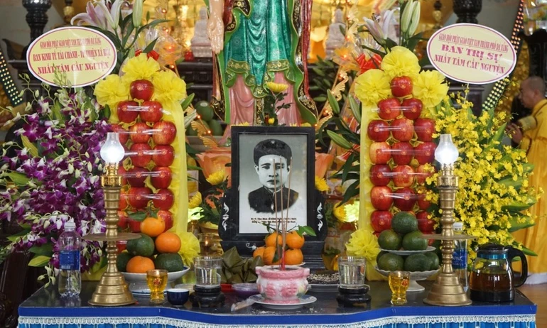 Di ảnh cư sĩ Tâm Minh Lê Đình Thám tôn trí tại chánh điện chùa Pháp Lâm (P.Hải Châu, TP.Đà Nẵng)