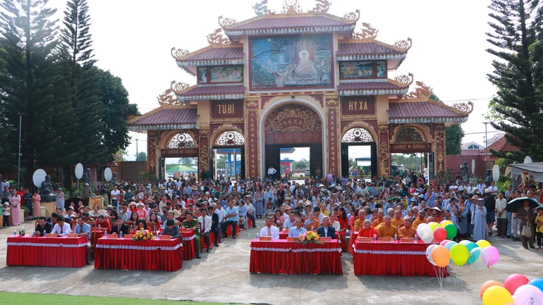 Chư tôn đức, quan khách tham dự Lễ giỗ Quốc Tổ Hùng Vương tại chùa Tháp Kỳ Quang (xã Đăk Mar, tỉnh Quảng Ngãi)