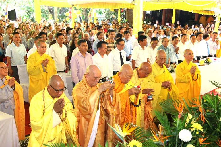 Chư tôn đức cùng đại biểu cử hành nghi thức đặt đá trùng tu chùa Hòa Thọ (P.Cẩm Lệ, TP.Đà Nẵng)