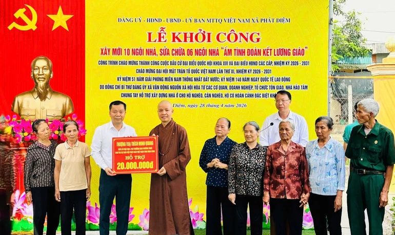 Thượng tọa Thích Minh Quang trao bảng hỗ trợ 20 triệu đồng đến chương trình