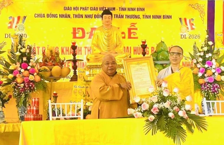 Thượng tọa Thích Thiện Hưởng trao quyết định bổ nhiệm trụ trì chùa Đồng Nhân đến Ni sư Thích Đàm Tịnh 
