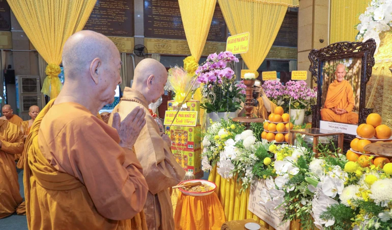 Đức Pháp chủ GHPGVN dâng hương tưởng niệm Trưởng lão Hòa thượng Thích Giác Tường tân viên tịch - Ảnh: Nguyên Tài/BGN