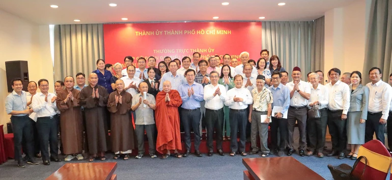 Đoàn đại biểu TP.HCM dự Đại hội toàn quốc MTTQVN lần thứ XI, nhiệm kỳ 2026-2031 lưu niệm tại buổi gặp mặt - Ảnh: Nguyên Tài/BGN