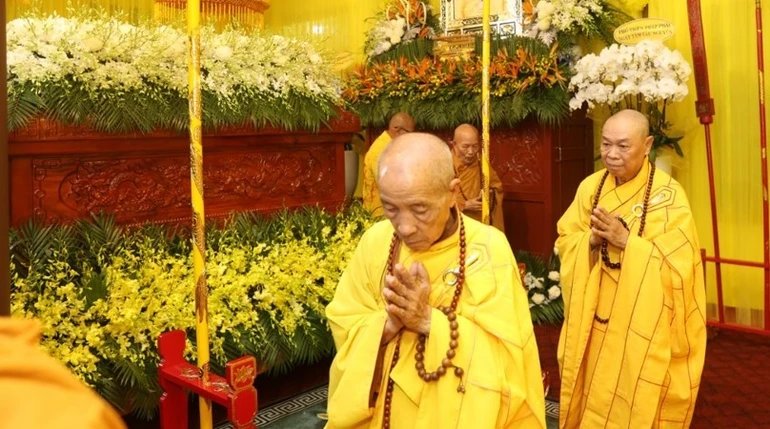 Chư tôn đức Ban Trị sự GHPGVN TP.Đà Nẵng hữu nhiễu kim quan tiễn biệt Hòa thượng Thích Phước Minh