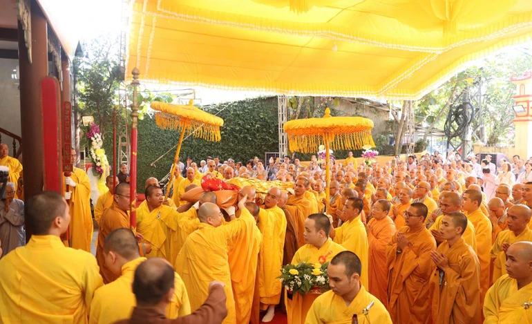 Cung thỉnh nhục thân Hòa thượng Thích Phước Minh nhập kim quan tại chùa Long Hoa (P.Tam Kỳ, TP.Đà Nẵng)
