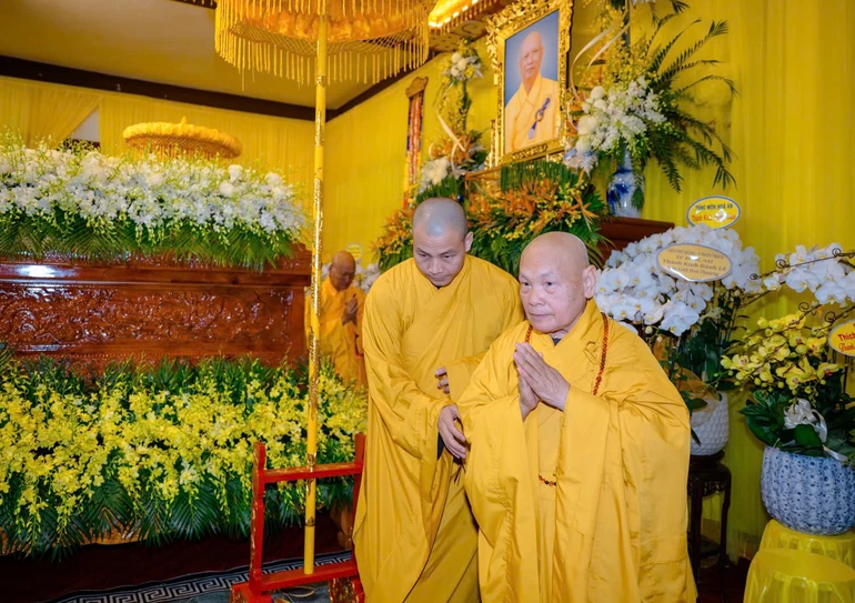 Trưởng lão Hòa thượng Thích Thiện Nhơn hữu nhiễu kim quan tiễn biệt Hòa thượng tân viên tịch - Ảnh: Đăng Huy