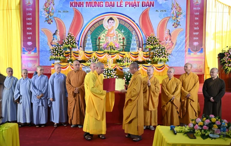 Hòa thượng Thích Quảng Hà trao quyết định thành lập Ban Đại diện Phật giáo liên xã Vụ Bản, nhiệm kỳ 2026-2031