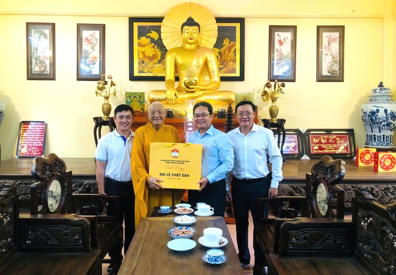 Phái đoàn Ủy ban MTTQVN TP.HCM tặng quà chúc mừng Đại lễ Phật đản Phật lịch 2570 đến Trưởng lão Hòa thượng Thích Minh Thông