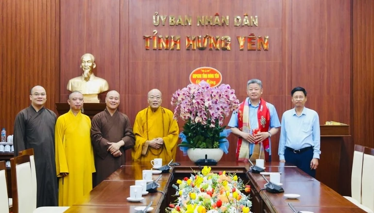 Ban Trị sự GHPGVN tỉnh Hưng Yên tặng hoa chúc mừng tân Chủ tịch UBND tỉnh Nguyễn Mạnh Quyền