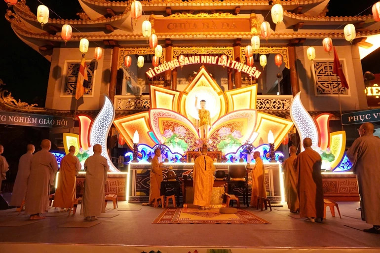 Trang nghiêm Lễ khai kinh Đại lễ Phật đản Phật lịch 2570 tại chùa Bà Đa (P.Ngũ Hành Sơn. TP.Đà Nẵng)