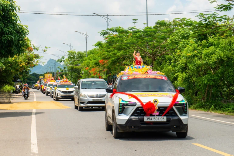 Đoàn xe hoa diễu hành của Phật giáo liên xã Nho Quan kính mừng Đại lễ Phật đản Phật lịch 2570 