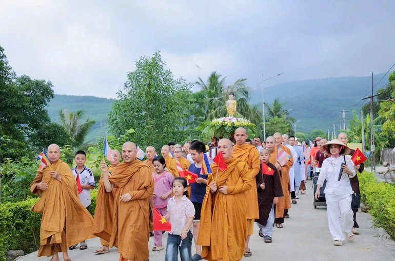 Chư Tăng và Phật tử tịnh xá Linh Sơn hân hoan "Rước Phật về làng"