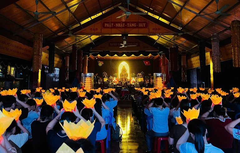 Trang nghiêm khóa lễ hoa đăng cầu nguyện tại chùa Quang Sơn (P.Tam Điệp, Ninh Bình) 