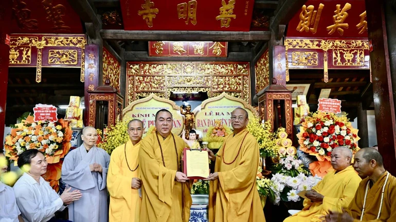 Hòa thượng Thích Quảng Hà trao quyết định chuẩn y nhân sự Ban Đại diện Phật giáo liên phường Nam Định, nhiệm kỳ 2026-2031